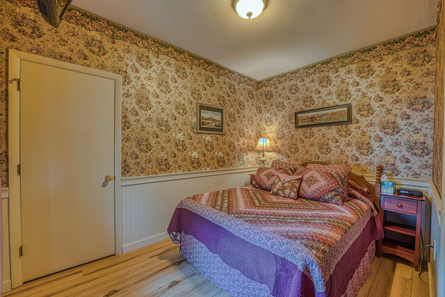 Image 4 for O'Toole's Roost-Queen Bed & Pull out couch (G)