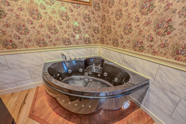 Image 3 for O'Toole's Roost-Queen Bed & Pull out couch (G)