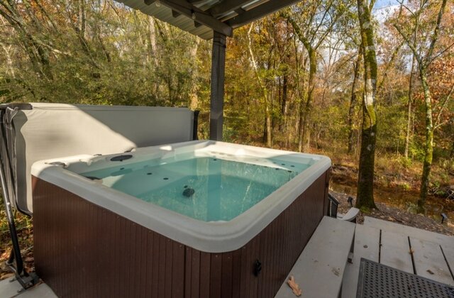 Image 9 for Lil' Rustic with Hot Tub