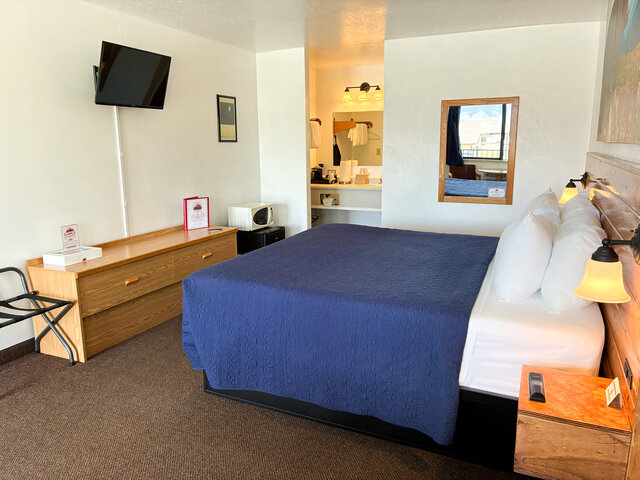 Image 3 for 215 Red Bear Room (1K)