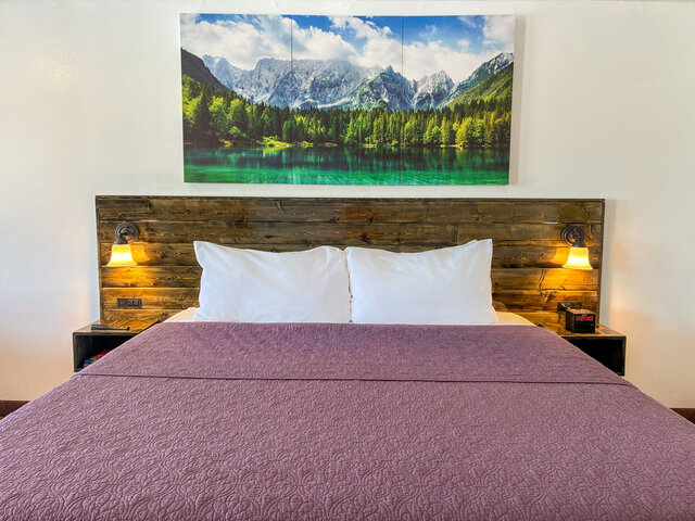 Image 2 for 206 Mountain Lake Room (1K)