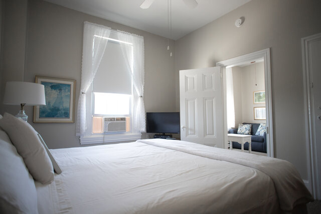 Image 2 for 18) King Suite