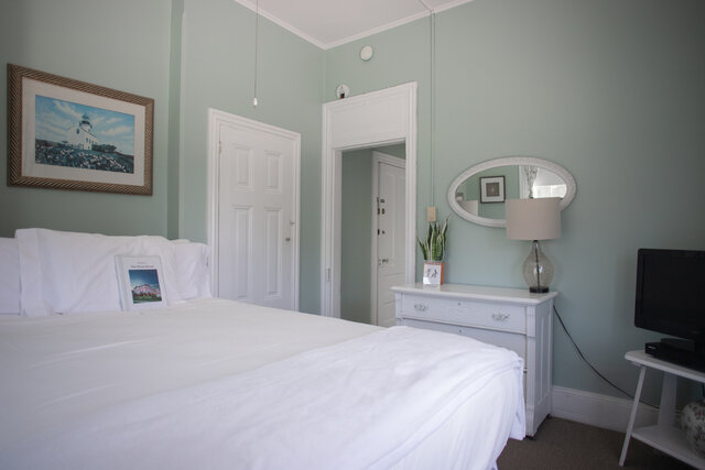 Image 2 for 17) Classic Queen