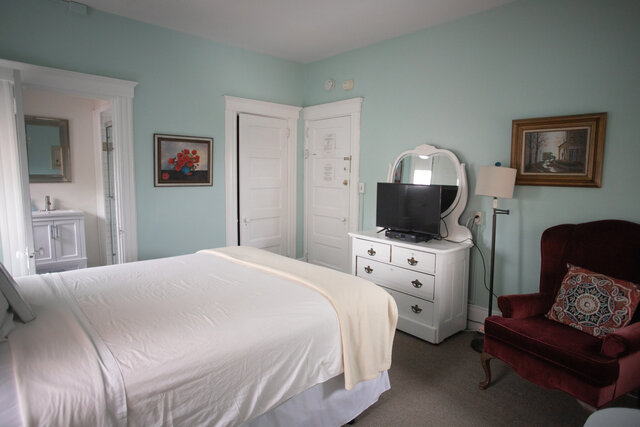 Image 2 for 11) Classic Queen