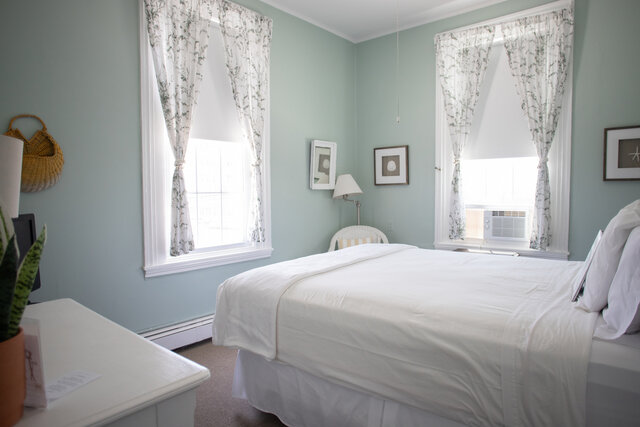 Image 1 for 17) Classic Queen