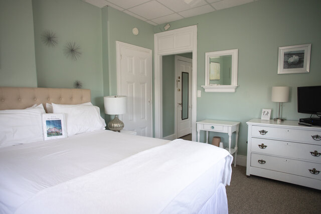 Image 1 for 29) Classic Queen