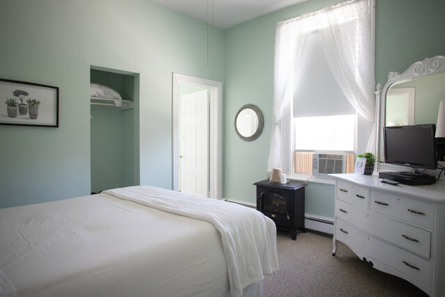 Image 1 for 19) Classic Queen