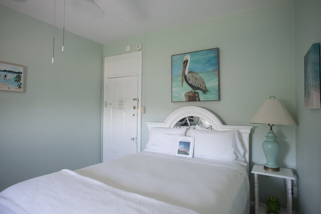 Image 2 for 32) Classic Queen