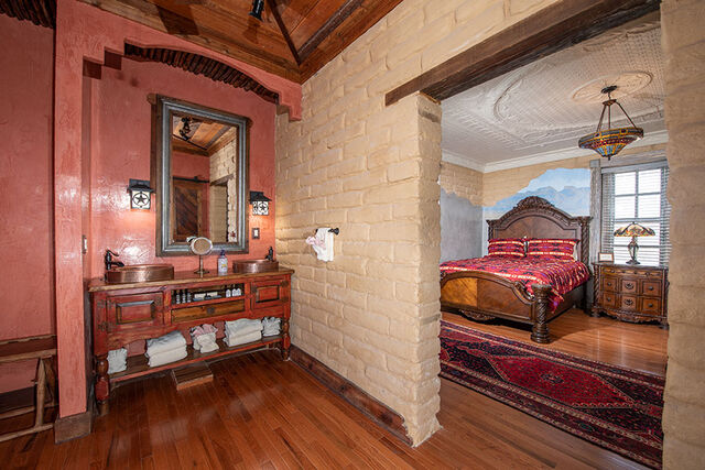 Image 3 for Mr. Perry's Suite