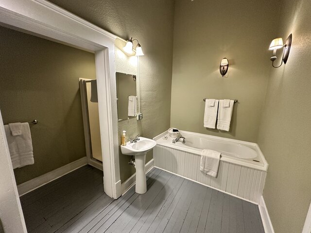 Image 6 for 06) White Suite - Sleeps 2