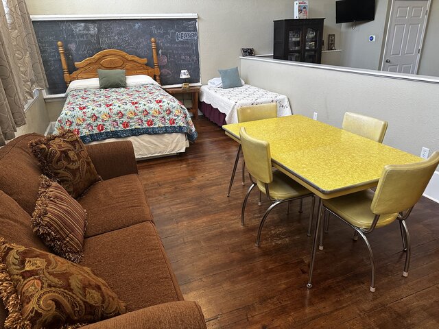 Image 6 for 03) Yellow Suite - Sleeps 4