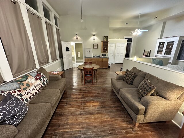 Image 5 for 06) White Suite - Sleeps 2