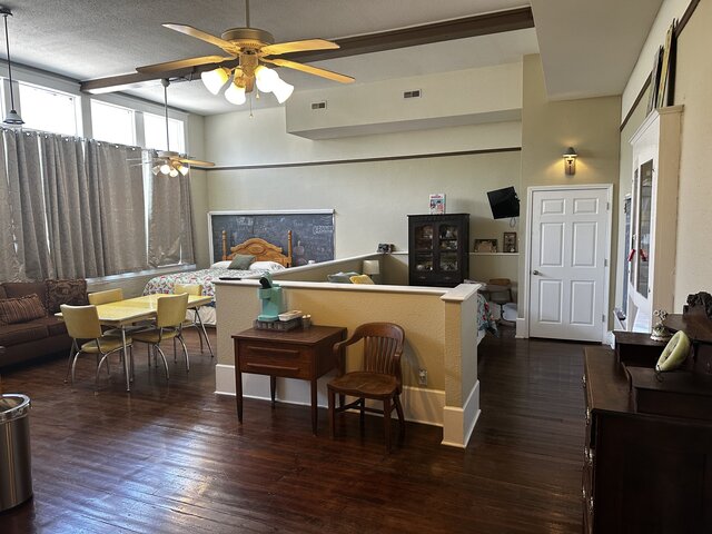 Image 5 for 03) Yellow Suite - Sleeps 4