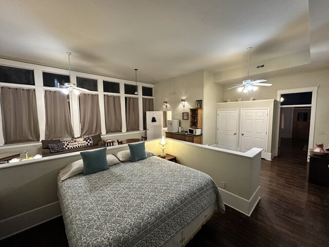 Image 3 for 06) White Suite - Sleeps 2