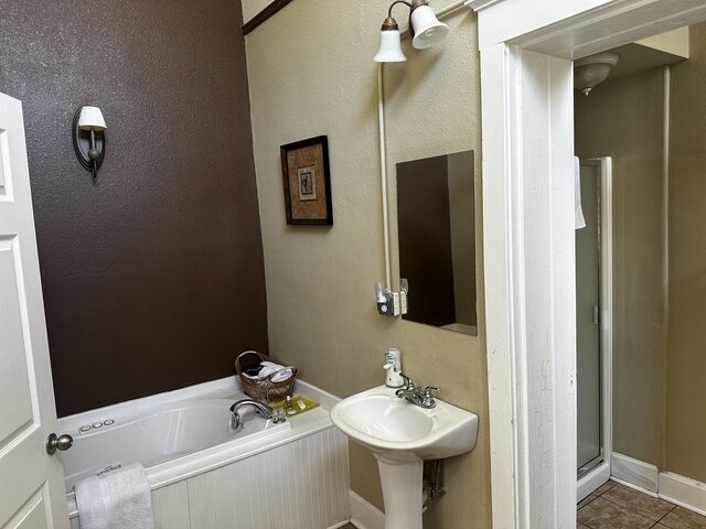 Image 7 for 03) Yellow Suite - Sleeps 4