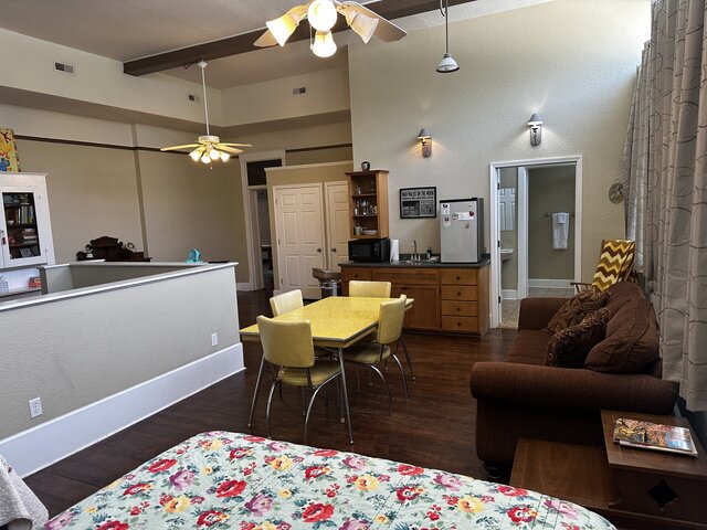 Image 4 for 03) Yellow Suite - Sleeps 4