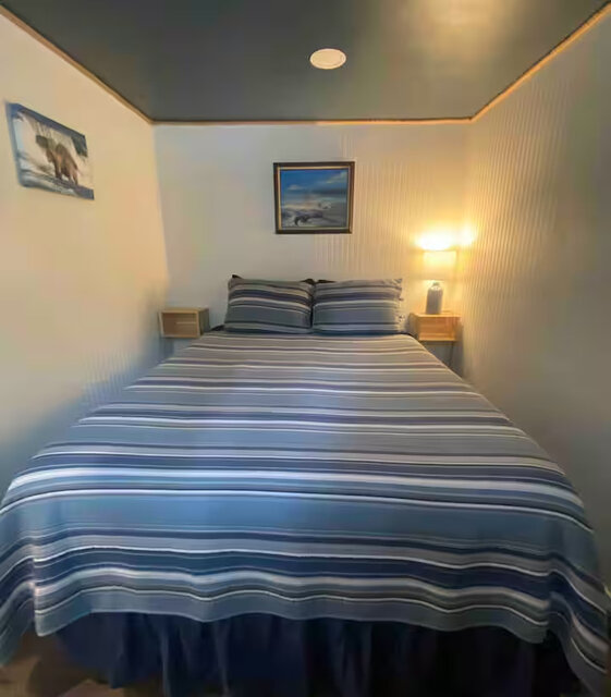 Queen memory foam bed and pillows
