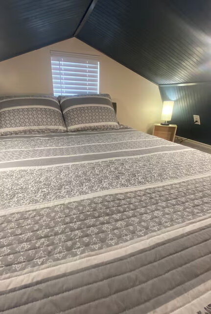 Loft queen memory foam bed and pillows