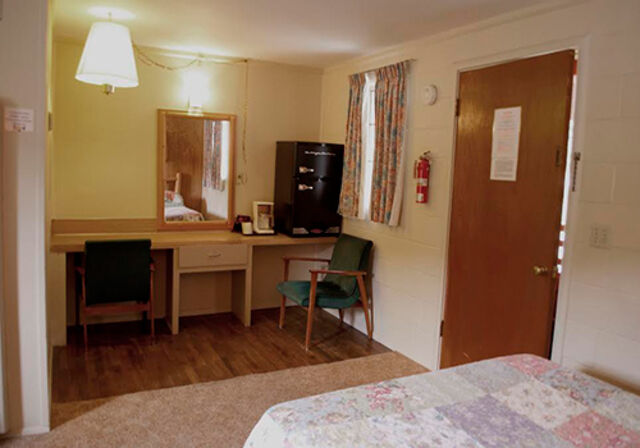 Image 2 for Riverside Cabin (2 Full Beds)