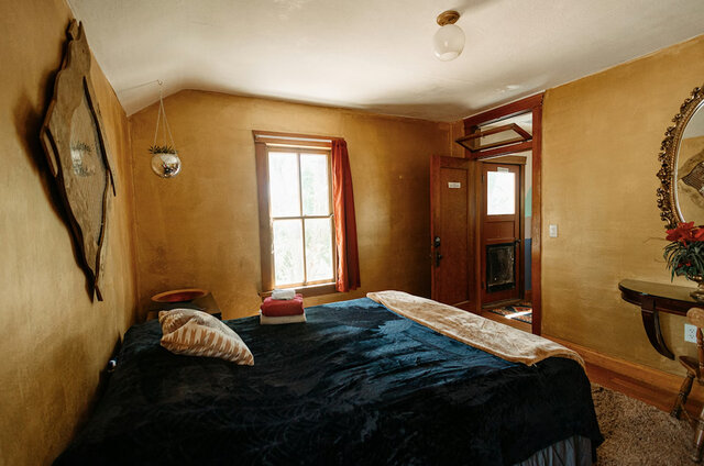 Image 2 for Gold Disco Room