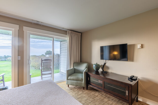 Image 4 for Ocean Front Queen Murphy Bed / Full Kitchen