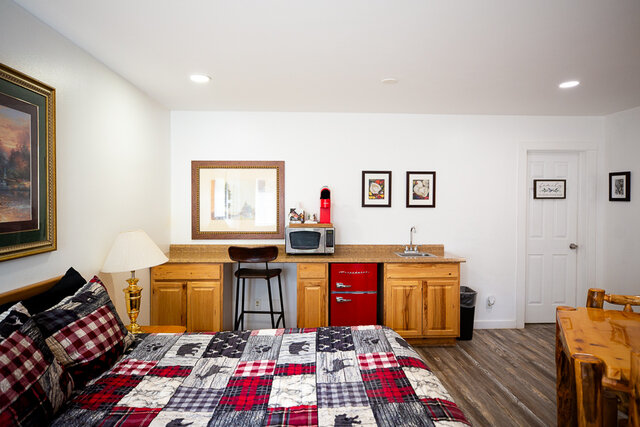 Image 5 for Single Queen, Street Side