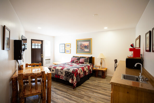 Image 1 for Single Queen, Street Side