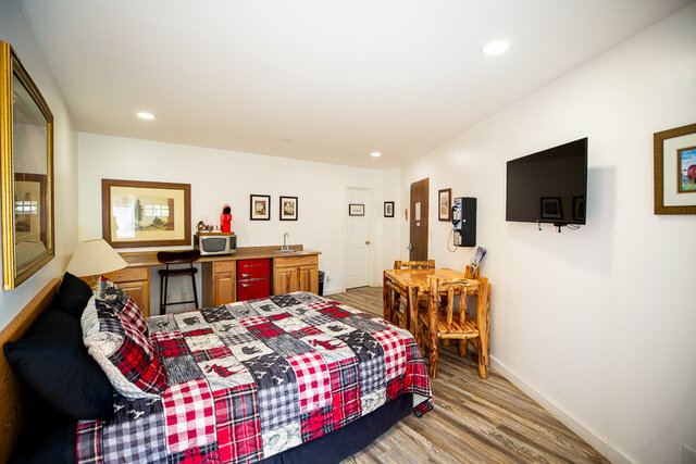 Image 4 for Single Queen, Street Side