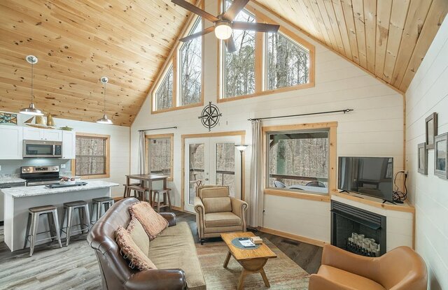 Image 3 for Compass Lodge
