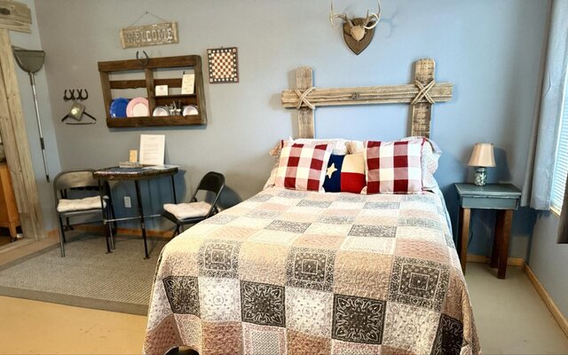 Image 2 for The Hitchin' Post - Texas Hill Country Cabin