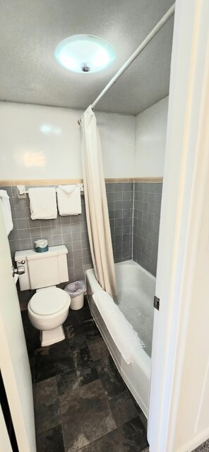 Image 3 for 106 1 Queen