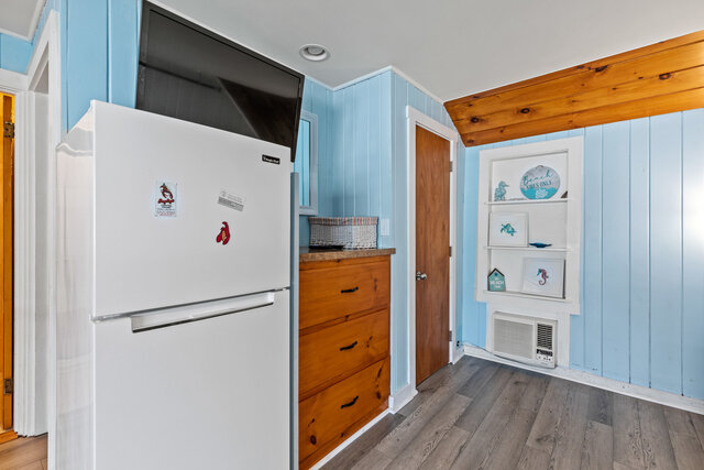 Image 7 for 7 Bay Ave #8 (White Cap)